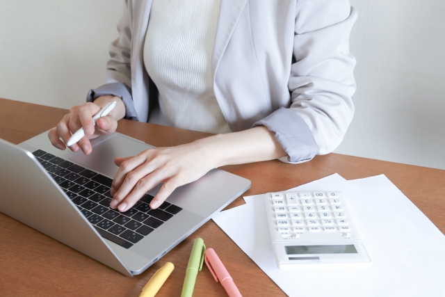 料金プランを確認する女性の作業風景